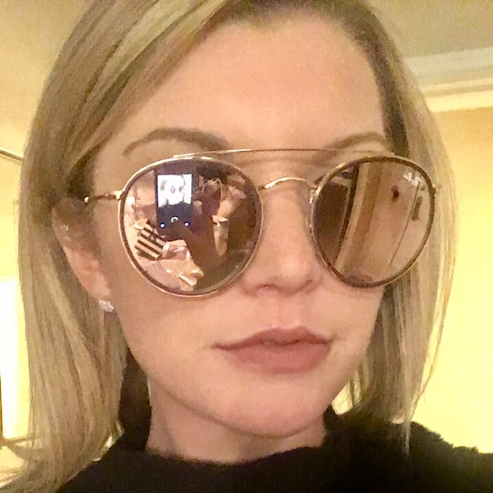 Rose gold mirrored Ray Bans